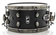 Caixa Mapex Black Panther Hydro 13x7" Maple e anéis de Walnut com aros Sound Arc Hoop Brushed Steel