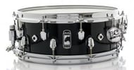 Caixa Mapex Black Panther Nucleus 14x5,5" com casco híbrido em Maple e Walnut e aros Sonic Saver