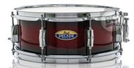 Caixa Pearl Decade Maple Gloss Deep Red Burst 14x5,5" com casco fino 5.4mm e pele Remo Ambassador UT