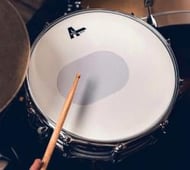 Pele Attack Drumheads LogicDot 14" Coated com Bola Central Oval e Muffle Abafador LOGICDOT14