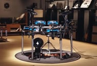 Bateria Eletrônica Donner Backbeat com pads iluminados em Mesh, módulo touch 1.100 sons padrão superior