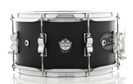 Caixa Nagano Stage Series Clever Satin Black SBK 13x7" com 8 afinações e 4 respiros de ar