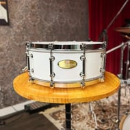 Caixa Pearl Masterworks Custom Artic White 14x5,5" em Mogno Africano e aros single flange tipo Vintage