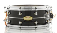 Caixa Pearl Masterworks Custom Gloss Carbon 14x6" Hybrid em Fibra de Carbono e automático sinfônico