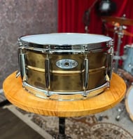 Caixa Pearl Sensitone Premium Beaded Brass 14x6,5" com esteira Ultrasound Reference e casco 1.5mm