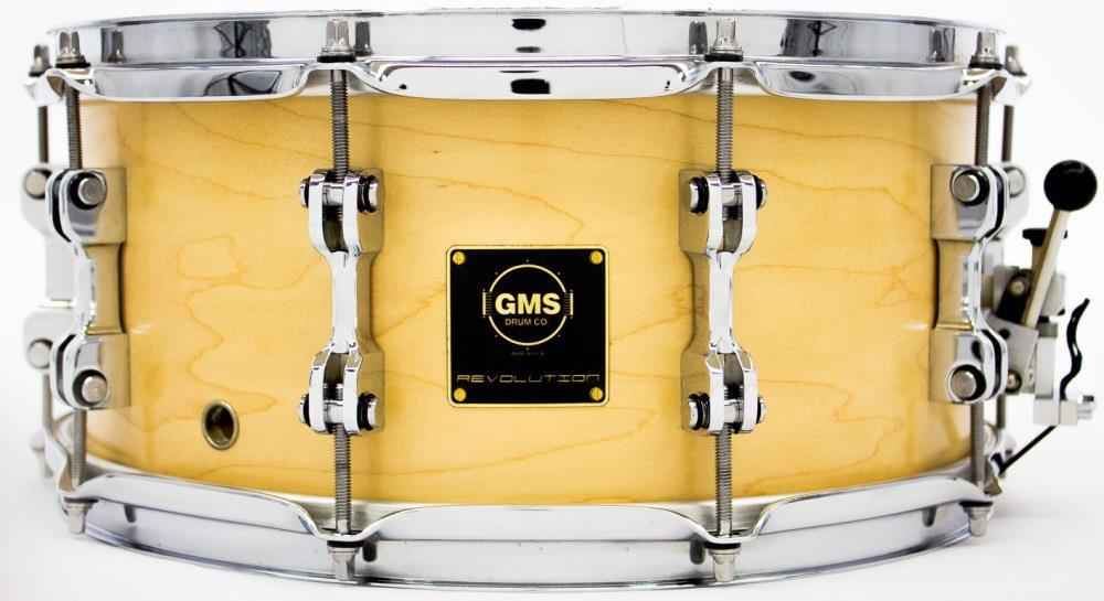 Caixa GMS Revolution Hybrid Shell Natural Maple Brass 14x6,5" Casco Híbrido de Madeira e Metal