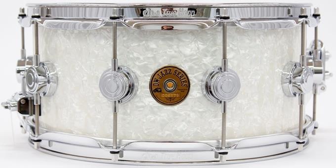 Caixa DW Jazz Series Ultra White Marine 14x6" Made USA com Casco Híbrido em Maple e Gumwood