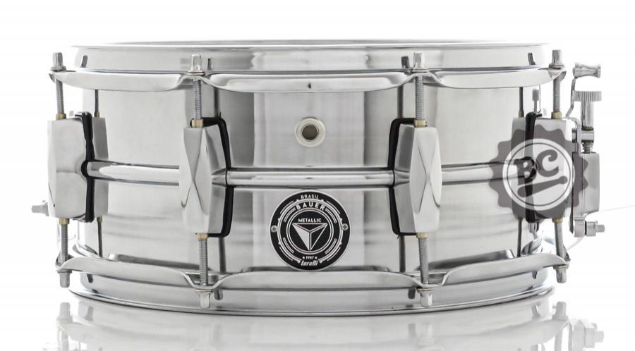 Caixa Bauer Steel Shell 12x5,5" TCM37 com casco em Aço cromado esteira e canoas com buchas em brass