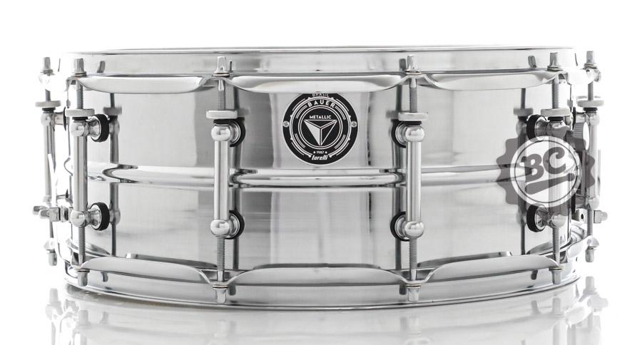 Caixa Bauer Steel Shell 14x5,5" TCM39 com canoas Tube Lugs, casco Aço cromado, abafador interno e travas de afinação