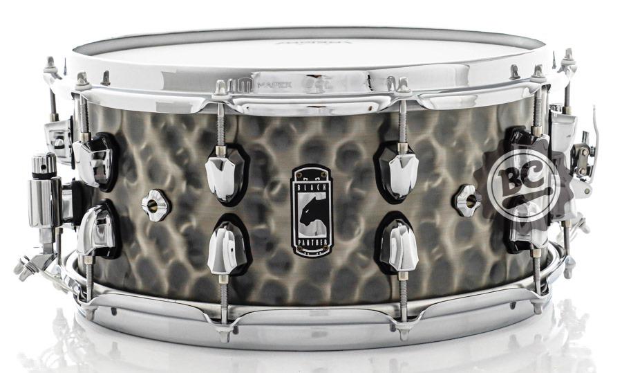 Caixa Mapex Black Panther Persuader 14x6,5" Hammered Black Brass Shell com aros Sound Arc Hoop