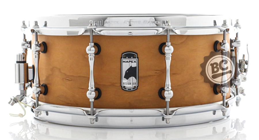 Caixa Mapex Signature Design Lab Machine Cherry Bomb 14x6" com esteira Puresound e Aros Sonic Saver