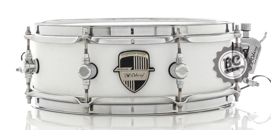 Caixa Odery Custom-Shop White Snow 13x4,5" com casco heavy em Teca e Araucaria 24mm e Aros PowerHoop