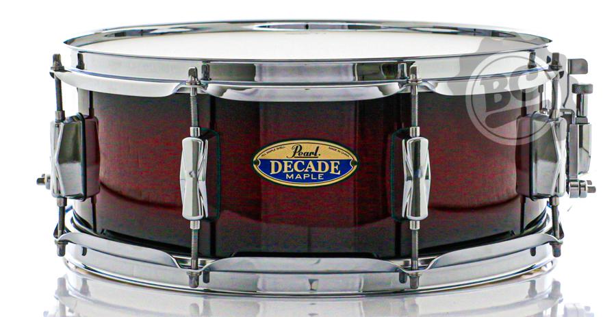 Caixa Pearl Decade Maple Gloss Deep Red Burst 14x5,5" com casco fino 5.4mm e pele Remo Ambassador UT
