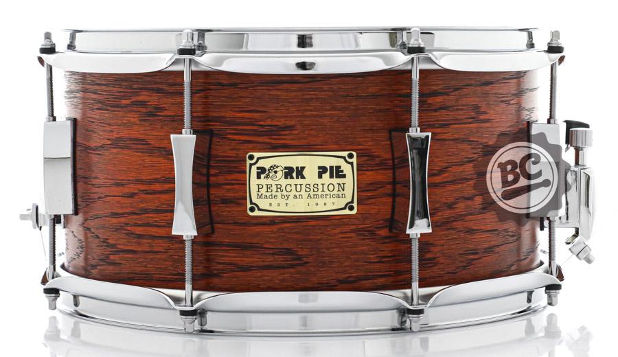 Caixa Pork Pie Walnut Oak 13x7" Red Stain Finish com canoas Hourglass e Aros PowerHoop (Made in USA)