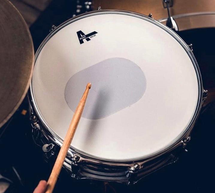 Pele Attack Drumheads LogicDot 14" Coated com Bola Central Oval e Muffle Abafador LOGICDOT14