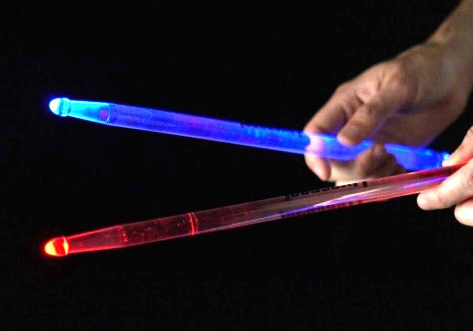 Baqueta com Luz Liverpool Fiber Led 5A Luminous em material acrílico transparente que brilha e pisca (11663)