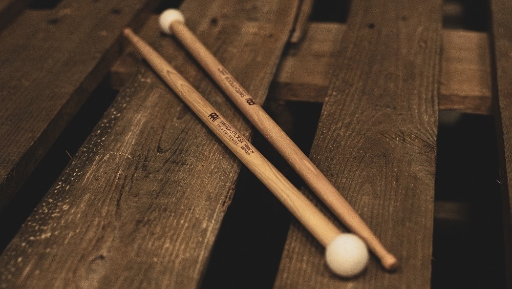 Baqueta com Mallets Meinl Alternative Switch Stick 5A em Hickory com ponta normal e feltro no cabo SB120