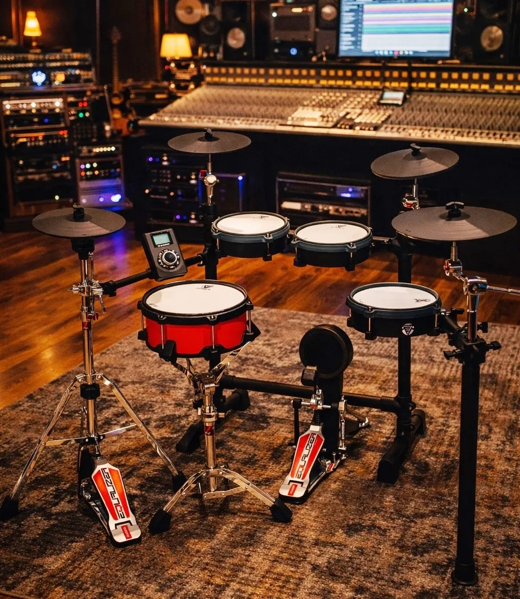 Bateria Eletrônica E-Force Odery EF2-V4 Black com ferragens Equalizer, casco de madeira e peles Mesh