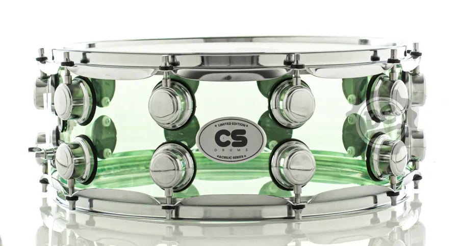 Caixa CS Drums Acrylic Olive Green14x5.5" com casco em acrílico verde oliva e 10 afinações