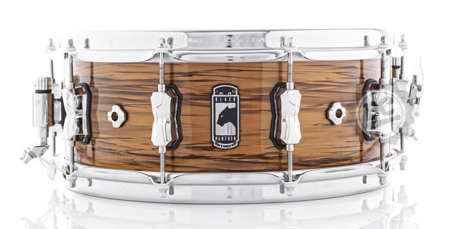 Caixa Mapex Black Panther Scorpion 14x5,5" em Mogno e aros Sonic Saver Sand Strata Wrap