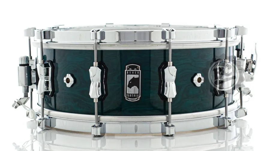 Caixa Mapex Black Panther Switchblade 14x5.5" em Maple com aros Vintage de engate Single Flanged Hoop