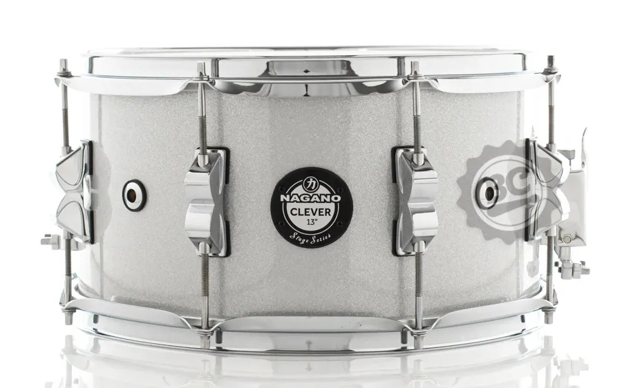 Caixa Nagano Stage Series Clever Silver Sparkle SVS 13x7" com 8 afinações e 4 respiros de ar