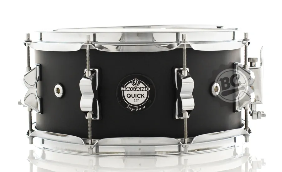 Caixa Nagano Stage Series Quick Satin Black SBK 12x6" com 8 afinações e 4 respiros de ar