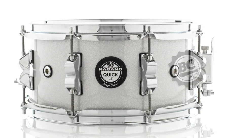 Caixa Nagano Stage Series Quick Silver Sparkle SVS 12x6" com 8 afinações e 4 respiros de ar