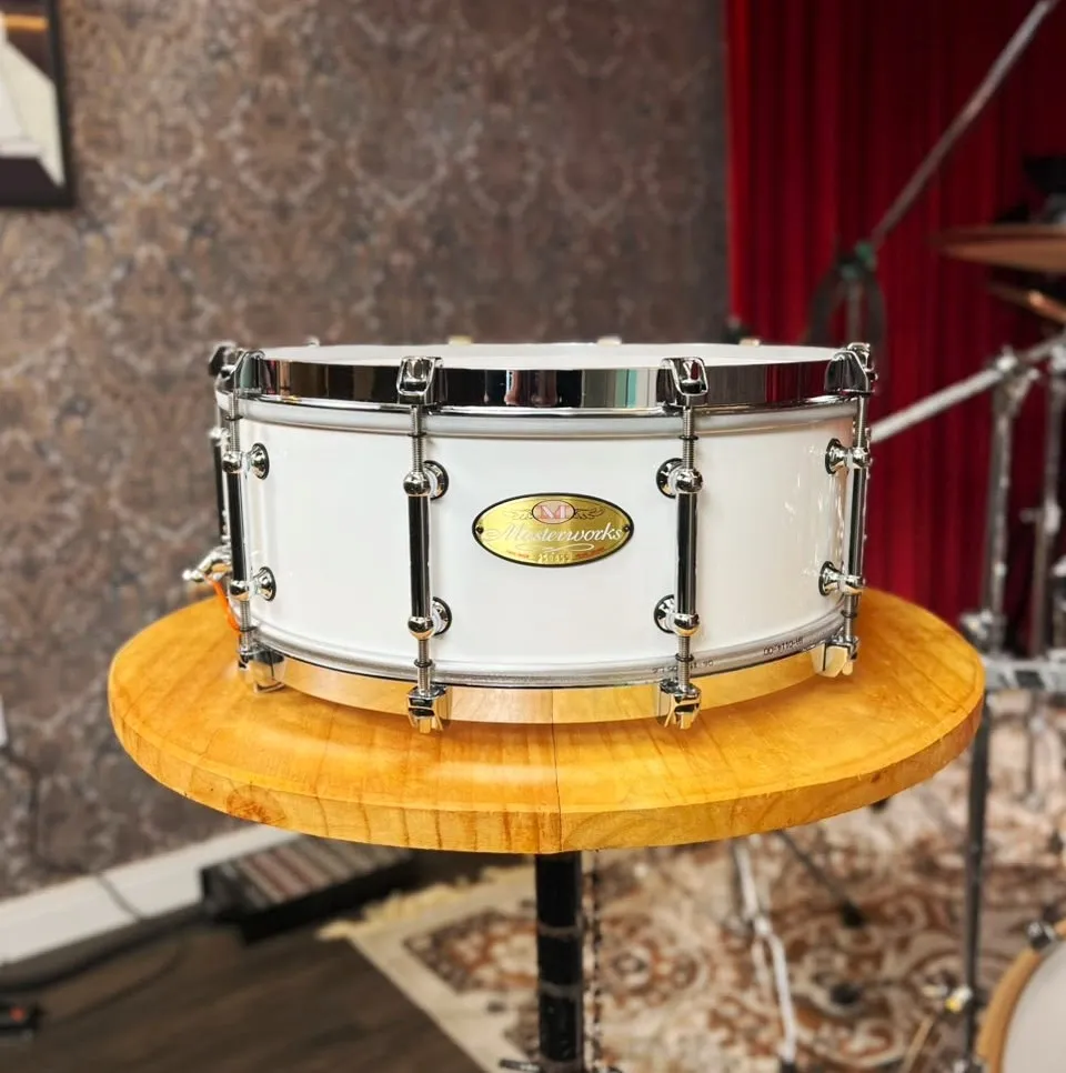 Caixa Pearl Masterworks Custom Artic White 14x5,5" em Mogno Africano e aros single flange tipo Vintage