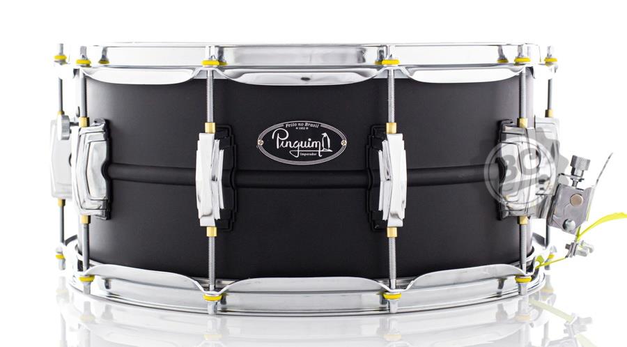 Caixa Pinguim Imperador 14x6,5" PCM76 em Alumínio preto fosco com buchas em Brass e aros PowerHoop