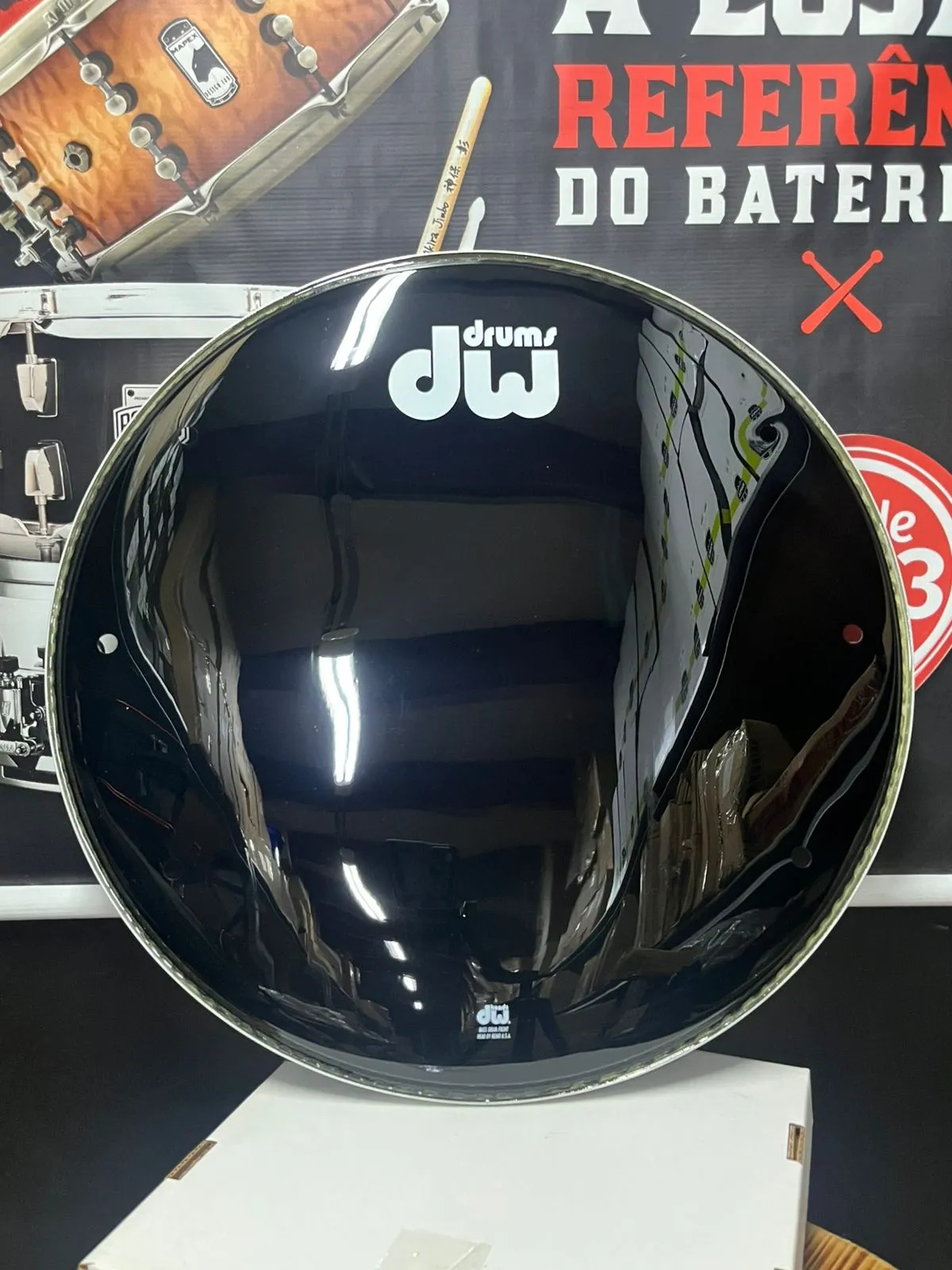 Pele de Bumbo DW by Remo Gloss Black Vented 22" (Saldão) resposta preta de bumbo com furos na borda
