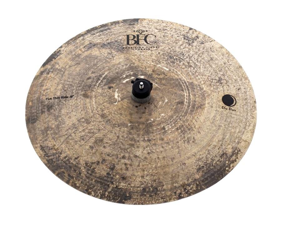 Ride BFC Brazilian Finest Cymbals Dry Dark Flat Extra Thin Ride 18" em Bronze B20 sem cúpula DDFETR18