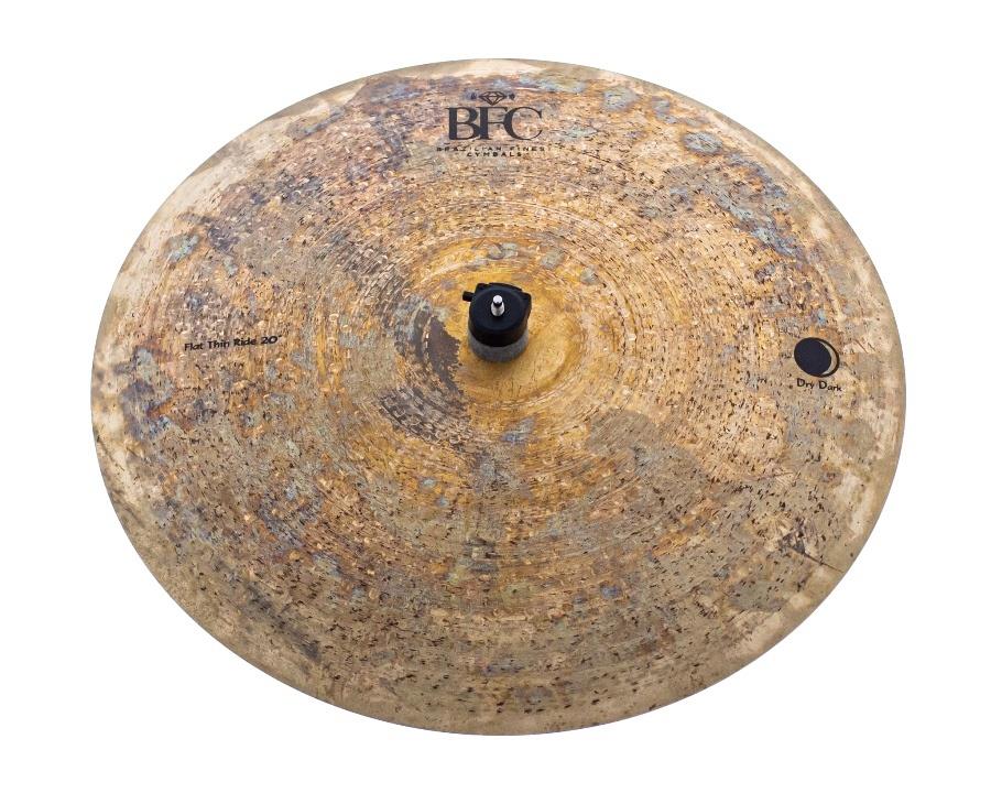 Ride BFC Brazilian Finest Cymbals Dry Dark Flat Extra Thin Ride 20" em Bronze B20 sem cúpula DDFETR20