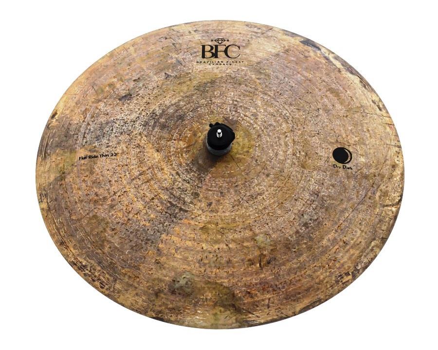 Ride BFC Brazilian Finest Cymbals Dry Dark Flat Extra Thin Ride 22" em Bronze B20 sem cúpula DDFETR22
