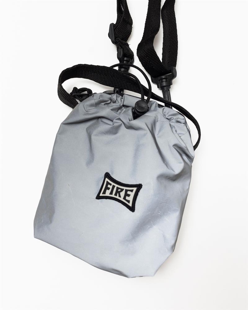名作　LOGO DRAWSTRING SHOULDER BAG GRAY Shoulder Bag Fire Square Logo (Cinza/Refletiva) : ACESSÓRIOS