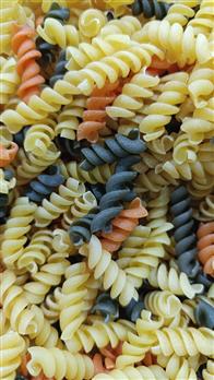 Macarrão tricolor a granel