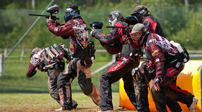 Equipe de paintball em batalha, armas com mira laser. jogo de