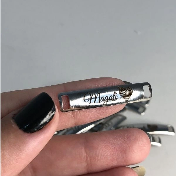 Etiqueta Aço Retangular 4x0,7cm
