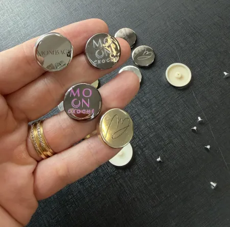 Etiqueta Personalizada em Polímero Efeito Metal e Rebite