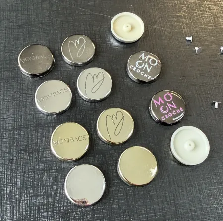 Etiqueta Personalizada em Polímero Efeito Metal e Rebite