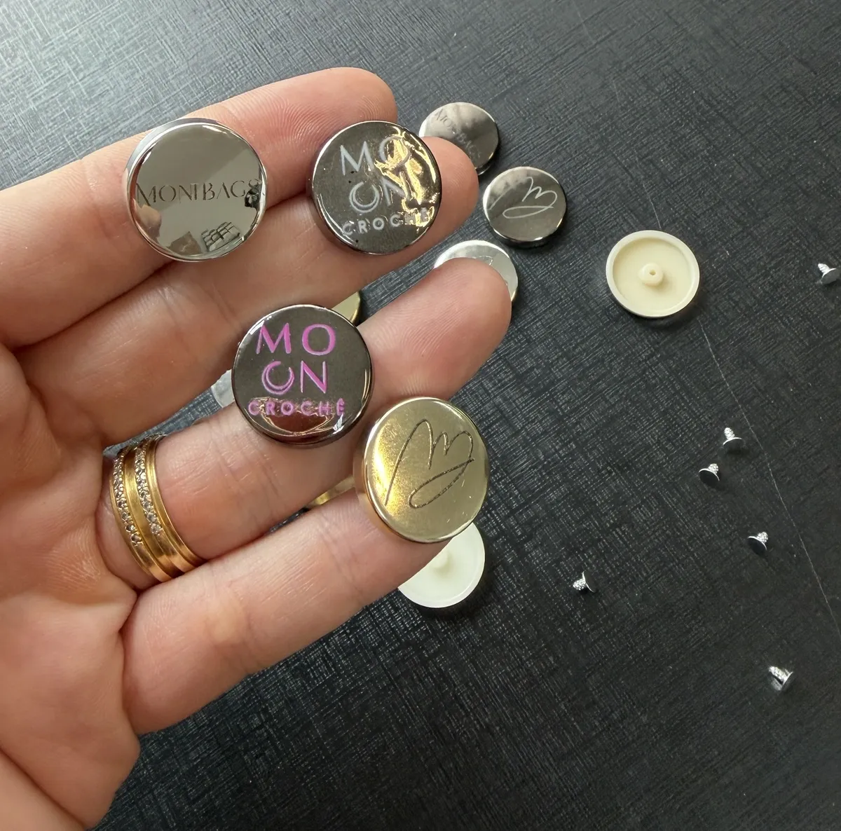 Etiqueta Personalizada em Polímero Efeito Metal e Rebite