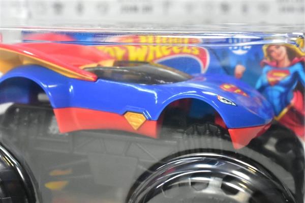 1/24 HOT WHEELS MONSTER TRUCKS OVERSIZED DC COMICS SUPER GIRL