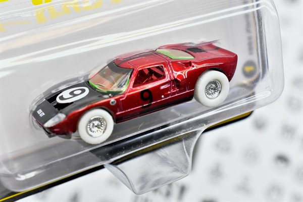 MINIATURA 1/64 AUTO WORLD FORD GT40 CHASE | ULTRA RED