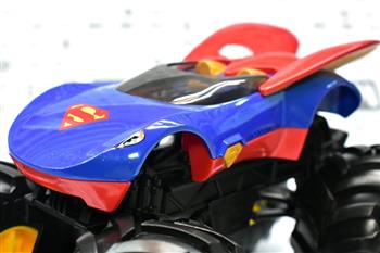 HOT WHEELS MONSTER TRUCKS - OVERSIZED - DC COMICS SUPER GIRL - 1/24