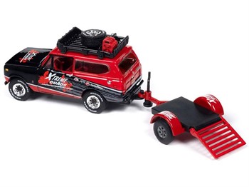 JOHNNY LIGHTNING - TOW & GO - 1979 INTERNATIONAL SCOUT II COM TRAILER