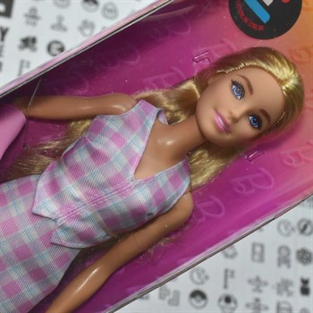 BARBIE FASHIONISTAS -  #243 - COM GESSO ROSA E ROUPA XADREZ