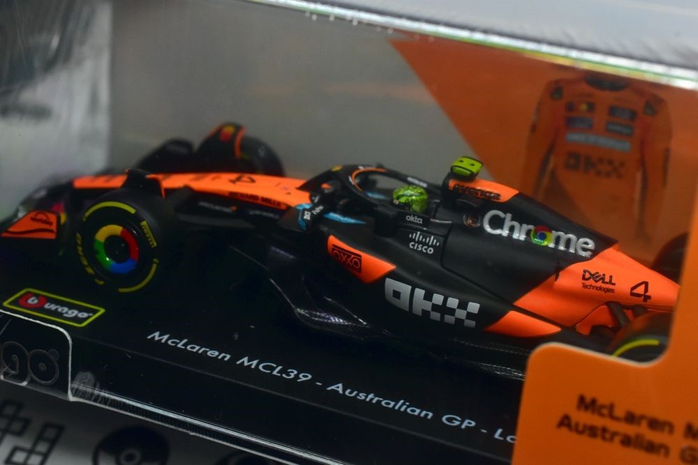 MCLAREN MCL39 LANDO NORRIS #4 1/43 COM PILOTO - BBURAGO F1