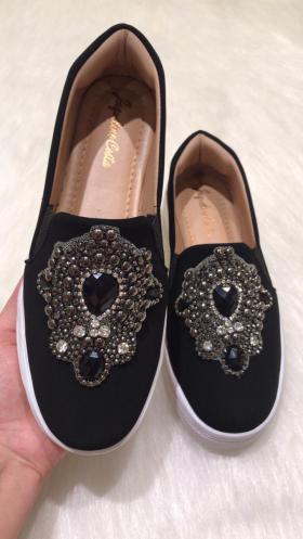 slip on preto com pedraria